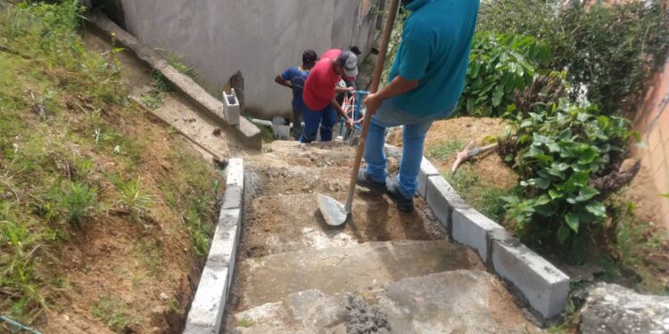 Prefeitura executa manutenção e instalação de corrimões nas escadarias do bairro Topolândia e região