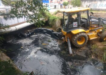 Prefeitura executa serviços de desassoreamento no Córrego Mãe Isabel