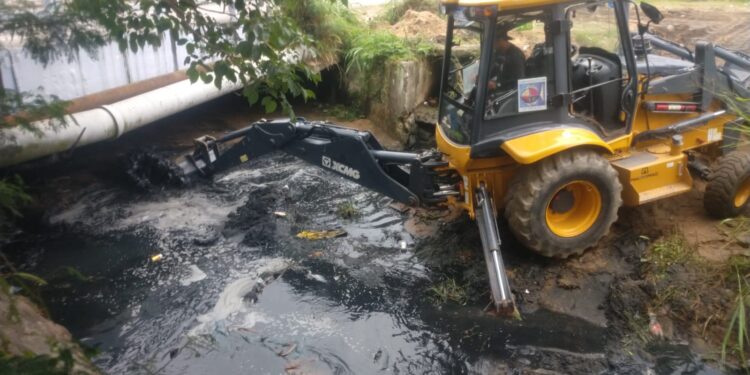 Prefeitura executa serviços de desassoreamento no Córrego Mãe Isabel