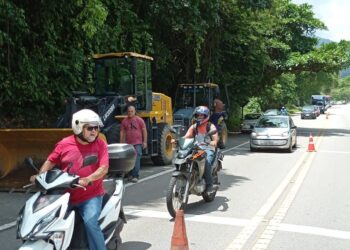 Em São Sebastião, caminhão tomba na altura de Guaecá e trânsito atua no sistema Pare e Siga