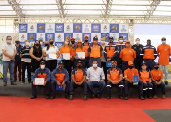 Prefeitura entrega 408 certificados a alunos de cursos profissionalizantes e PEAD