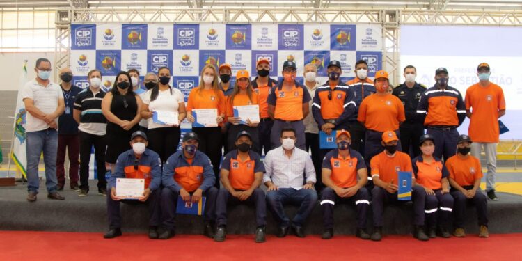 Prefeitura entrega 408 certificados a alunos de cursos profissionalizantes e PEAD