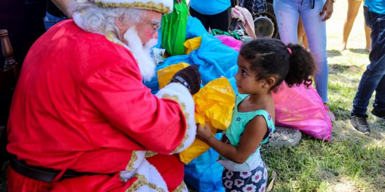 Fundo Social entrega 2400 brinquedos no bairro Enseada e região