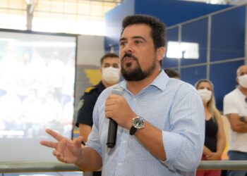 Prefeito Felipe Augusto participa de reunião com ambulantes de São Sebastião