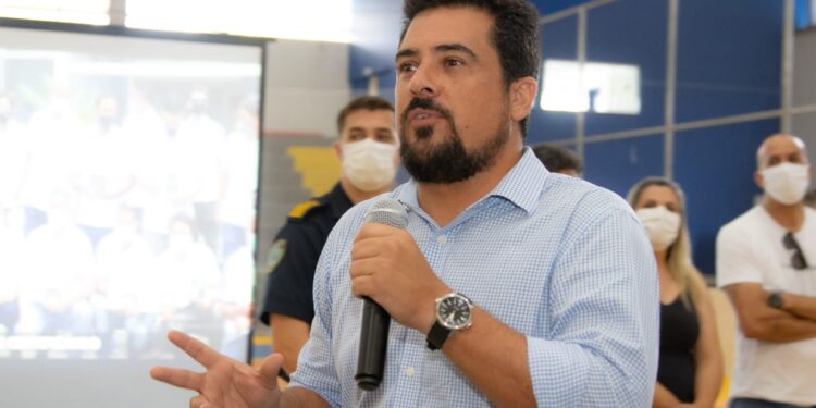 Prefeito Felipe Augusto participa de reunião com ambulantes de São Sebastião