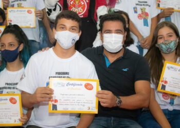 Prefeito Felipe Augusto participa de formatura do Programa Bombeiro na Escola