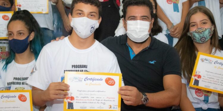 Prefeito Felipe Augusto participa de formatura do Programa Bombeiro na Escola