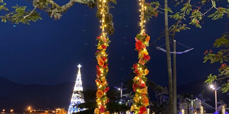Prefeitura de São Sebastião instala balanços decorados na Rua da Praia