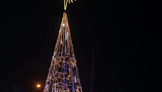 Prefeitura instala 13 árvores de Natal de Costa Norte a Costa Sul de São Sebastião