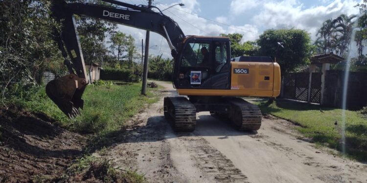 Drenagem e limpeza de valas são realizadas em Boraceia e na Comunidade Indígena Rio Silveiras em São Sebastião