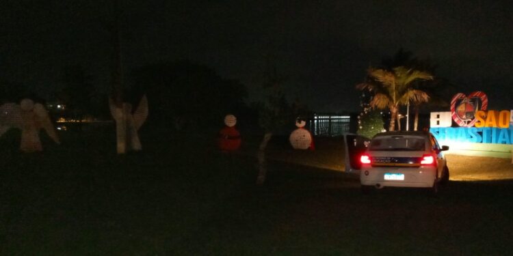 Decoração Natalina do bairro da Enseada é alvo de vandalismo