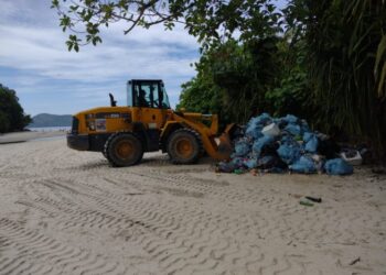 Coleta de lixo do Réveillon de São Sebastião é três vezes maior do que o habitual