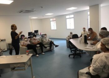 Equipes de manutenção e higienização do Hospital de Clínicas da Costa Sul recebem orientações para evitar transmissão da Covid-19