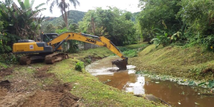 Prefeito Felipe Augusto acompanha o constante trabalho preventivo às enchentes