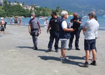 Prefeitura fiscaliza atividades clandestinas em praias de São Sebastião