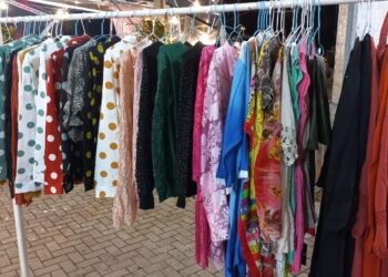 Fundo Social de São Sebastião está com estande de roupas à venda na Festa do Padroeiro