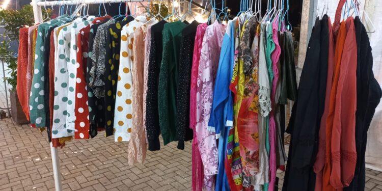 Fundo Social de São Sebastião está com estande de roupas à venda na Festa do Padroeiro