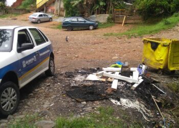 Lixeira é alvo de vandalismo em Maresias
