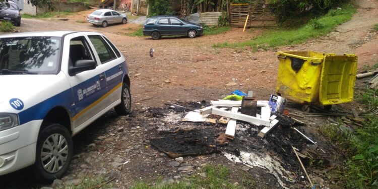 Lixeira é alvo de vandalismo em Maresias