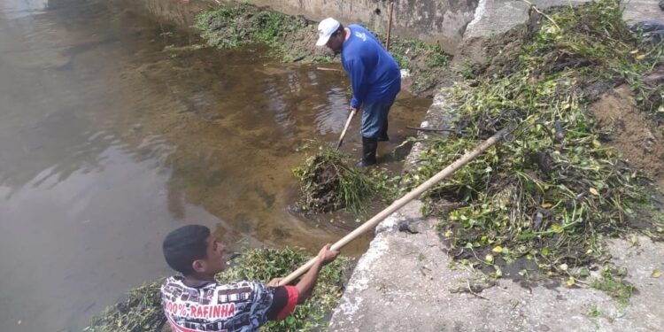 Prefeitura intensifica serviços de limpeza no córrego do Outeiro nos bairros da Região Central