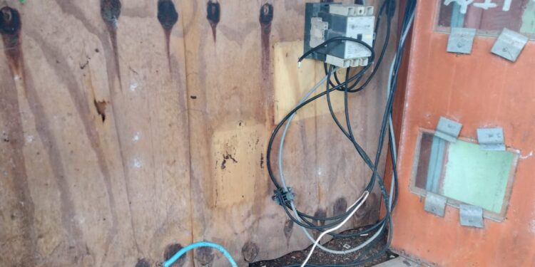 Vândalos danificam quadro de energia da Praça João Eduardo de Moraes no bairro Enseada