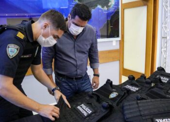 Prefeito Felipe Augusto entrega coletes e capas táticas à Polícia Municipal de São Sebastião