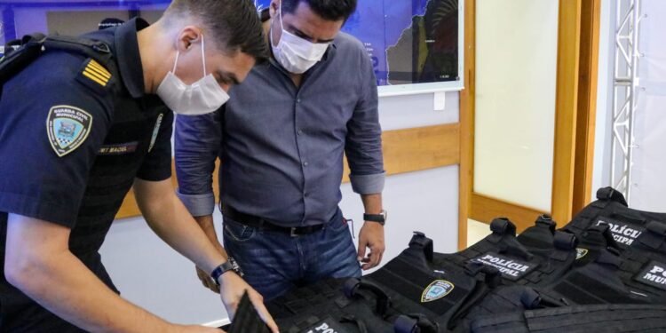 Prefeito Felipe Augusto entrega coletes e capas táticas à Polícia Municipal de São Sebastião