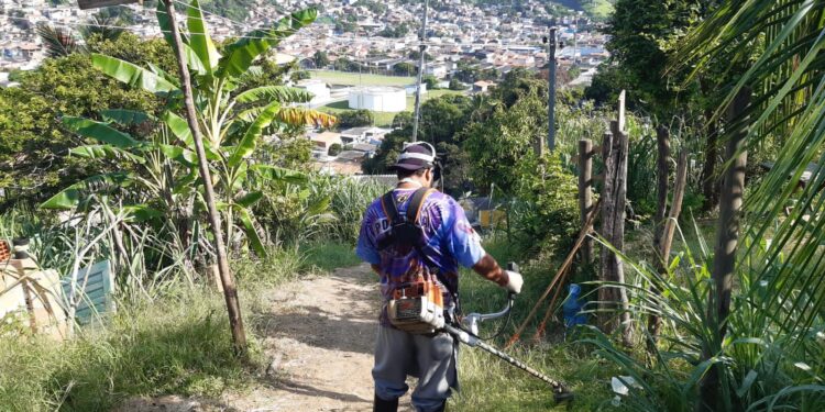 Prefeitura realiza serviços de limpeza e roçagem nas vielas e escadarias do bairro Topolândia e região