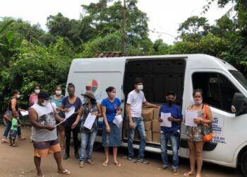 Fundo Social entrega cestas básicas a famílias carentes em bairros da Costa Sul do município