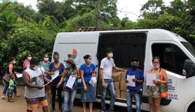 Fundo Social entrega cestas básicas a famílias carentes em bairros da Costa Sul do município