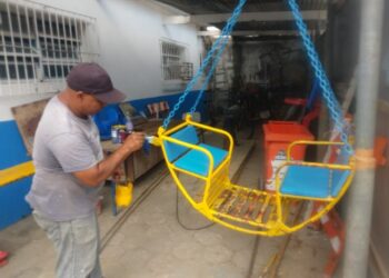 Brinquedos de parques infantis do bairro Topolândia e região passam por manutenção