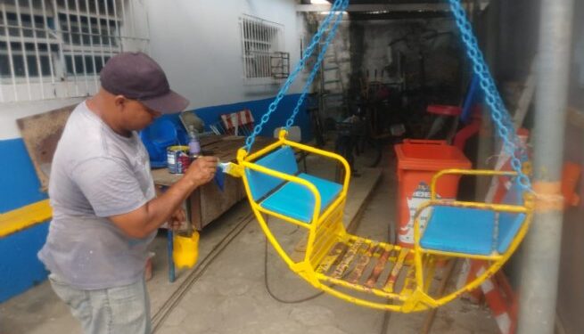 Brinquedos de parques infantis do bairro Topolândia e região passam por manutenção