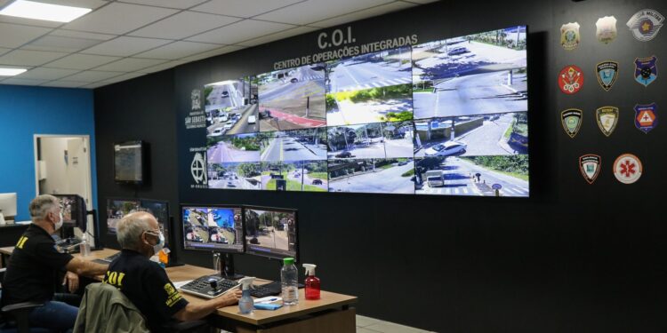 Em três anos, mais de 100 criminosos foram presos em flagrante em São Sebastião graças ao sistema de vigilância do COI