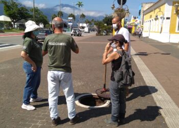 Técnicos da Prefeitura e Sabesp realizam operação ‘caça vazamentos’ na rede coletora de esgotos da Rua da Praia