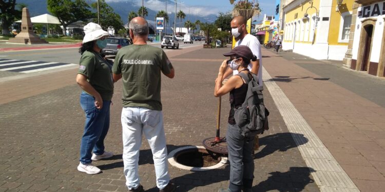 Técnicos da Prefeitura e Sabesp realizam operação ‘caça vazamentos’ na rede coletora de esgotos da Rua da Praia