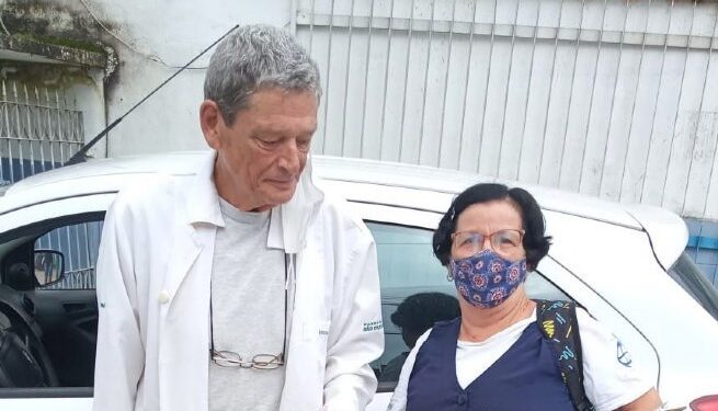 Médico aposentado se voluntaria para acompanhar equipe do PSF em visitas domiciliares no bairro Cambury