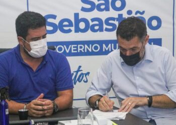 Prefeito Felipe Augusto recebe Ordens de Serviço no valor de R$ 500 mil para regularização fundiária