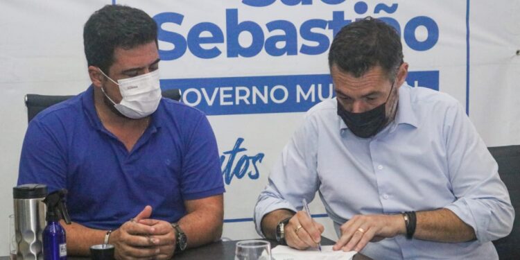 Prefeito Felipe Augusto recebe Ordens de Serviço no valor de R$ 500 mil para regularização fundiária