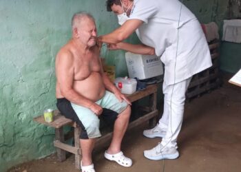 Prefeitura de São Sebastião aplica vacina contra Covid-19 em domicílio para munícipes acamados e com dificuldade de locomoção