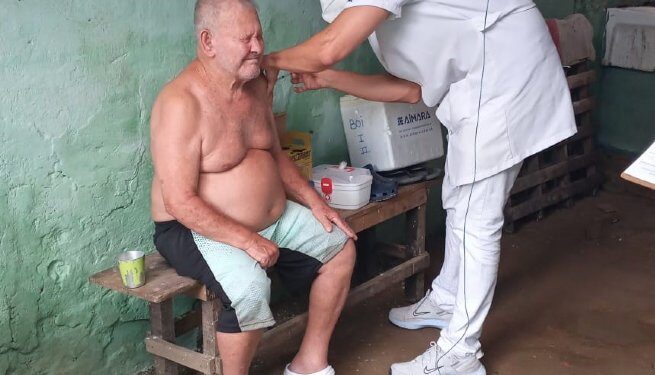 Prefeitura de São Sebastião aplica vacina contra Covid-19 em domicílio para munícipes acamados e com dificuldade de locomoção