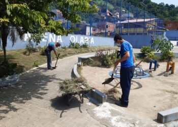 Operação cata-cata no bairro Topolândia e região resulta em 10 caminhões de materiais inservíveis