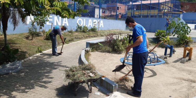Operação cata-cata no bairro Topolândia e região resulta em 10 caminhões de materiais inservíveis