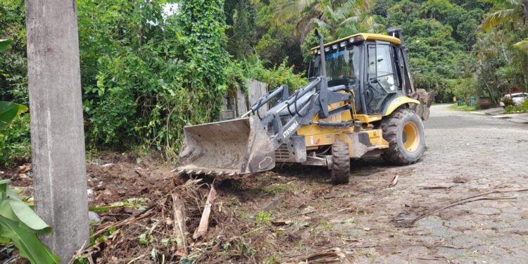 Para evitar entupimento de galerias e bueiros, Prefeitura realiza operação cata-cata em Boraceia e Jureia