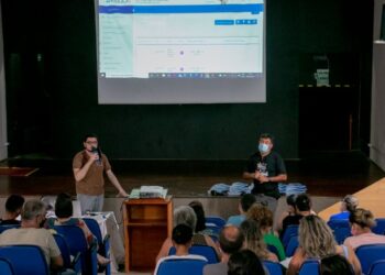 Prefeitura de São Sebastião promove reuniões sobre uso do diário de classe eletrônico nas escolas municipais