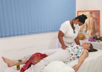 Funcionárias do Hospital de Clínicas de São Sebastião têm dia especial de cuidados proporcionados por doulas do Centro Gestacional