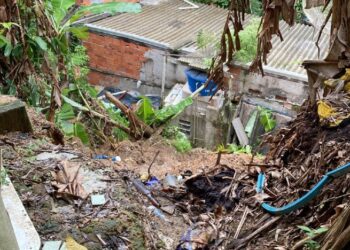 Três famílias são removidas do Itatinga devido ao deslizamento de terra e risco iminente às suas moradias