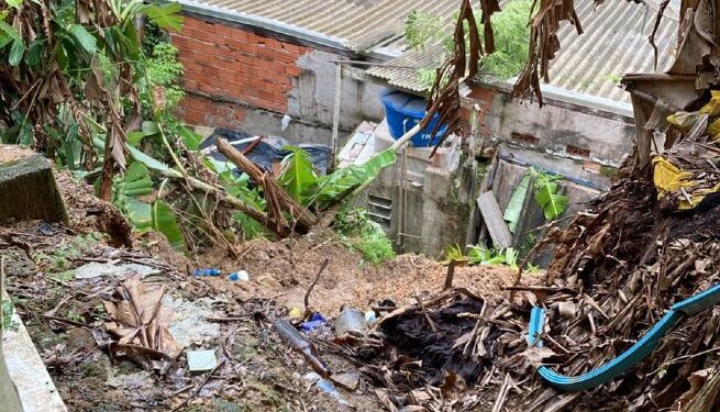 Três famílias são removidas do Itatinga devido ao deslizamento de terra e risco iminente às suas moradias