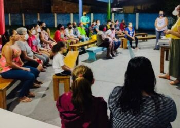 Equipe do Projeto Garoçá reúne famílias referenciadas e assistentes sociais para orientação de políticas públicas