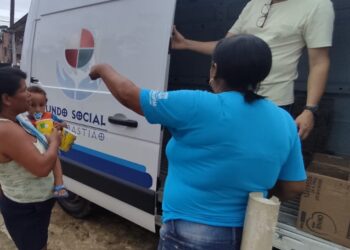 Fundo Social entrega latas de leite na Comunidade Lobo Guará