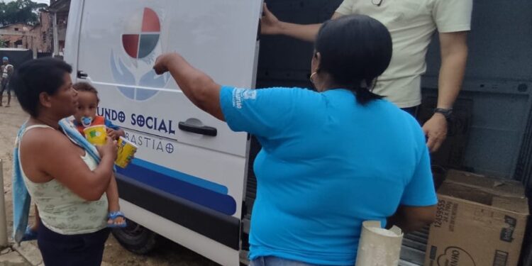 Fundo Social entrega latas de leite na Comunidade Lobo Guará